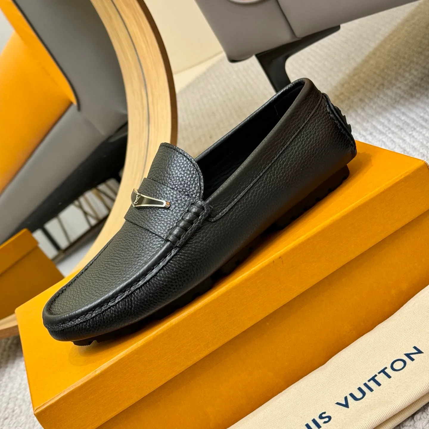 Men's men's shoes 💰420 (Yangli) LV 2⃣️0⃣️2⃣️5️⃣Spring and summer counter GLORIA series models ✈️Original factory special leather production, original last type. A classic driving slip-on casual shoe that shows an elegant style with exquisite craftsmanship details such as Monogram embossing all over the upper🌀Italian imported calfskin fabric Sheepskin foot pads➕Inside～Private mold replica sole Unique style Comfortable driving slip-on Size: 4-12 (38-46) Comes with [Counter packaging: original box, wrapping paper, card, instruction manual, shoehorn, cloth bag] No pressure to enter and leave the counter!